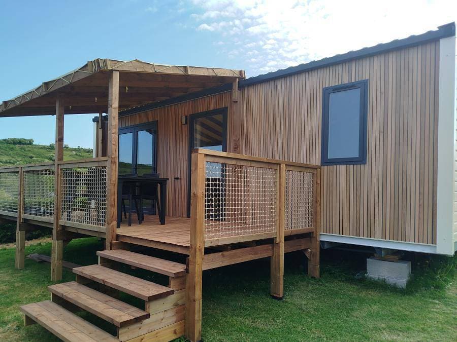 Foto 12 von 18: Camping Les Goélands - Mobilheim 4 personen - Mobilheim Confort - 2 Zimmer - halbüberdachte Terrasse