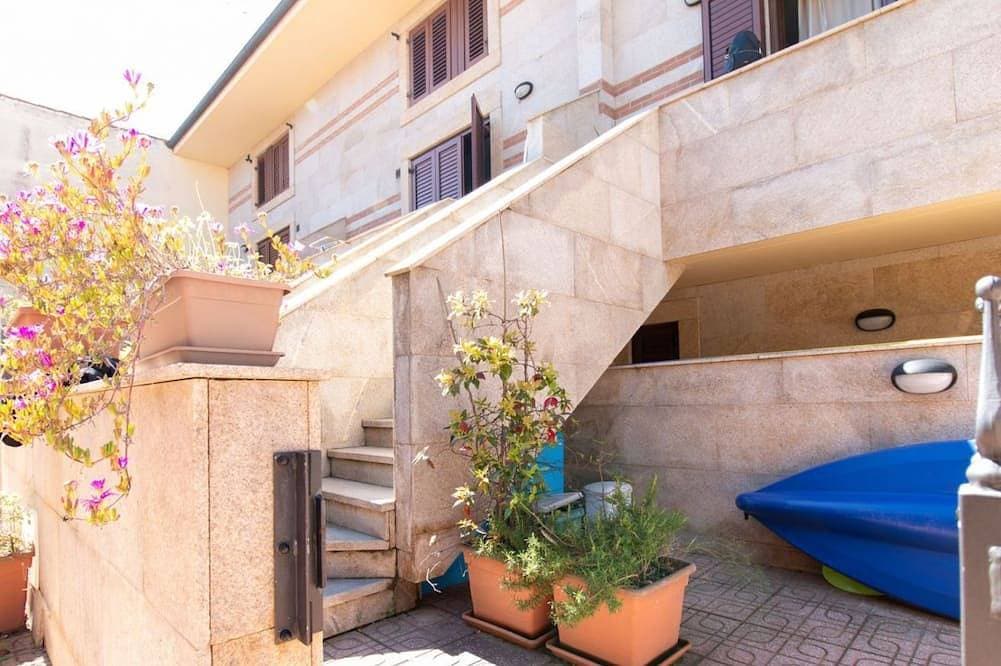 Foto 12 von 21: Quadrilocale al primo piano, con terrazza vista mare, confortevole e luminoso. La cucina è completa di accessori, piatti, stoviglie ed elettrodomestici: bollitore, frigorifero, lavastoviglie, microonde e forno. La zona notte è composta da 3 camere da l