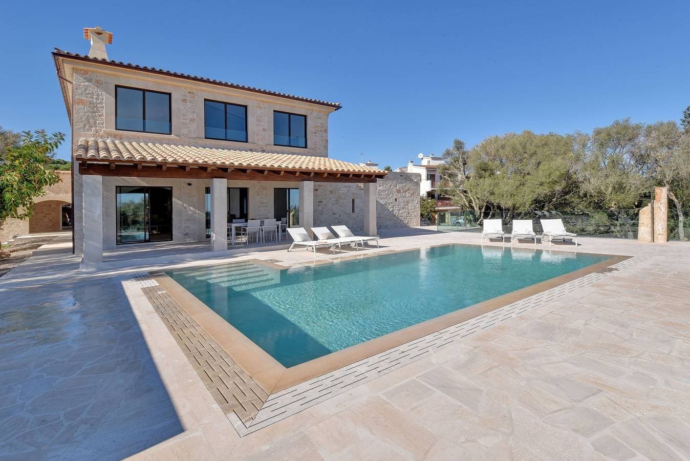 Foto 3 von 38: Luxury Cala D'or Villa | Casa Corso | 3 Bedrooms | Great Sea Views | Bright and Modern