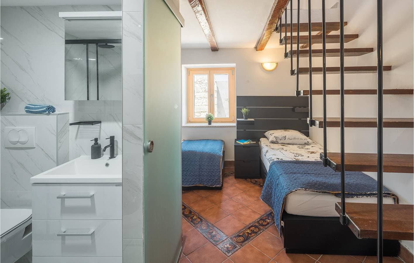 Foto 5 von 23: Gemütliche Ferienwohnung mit Terrasse, 2 km vom Strand entfernt – WLAN und Klimaanlage inklusive