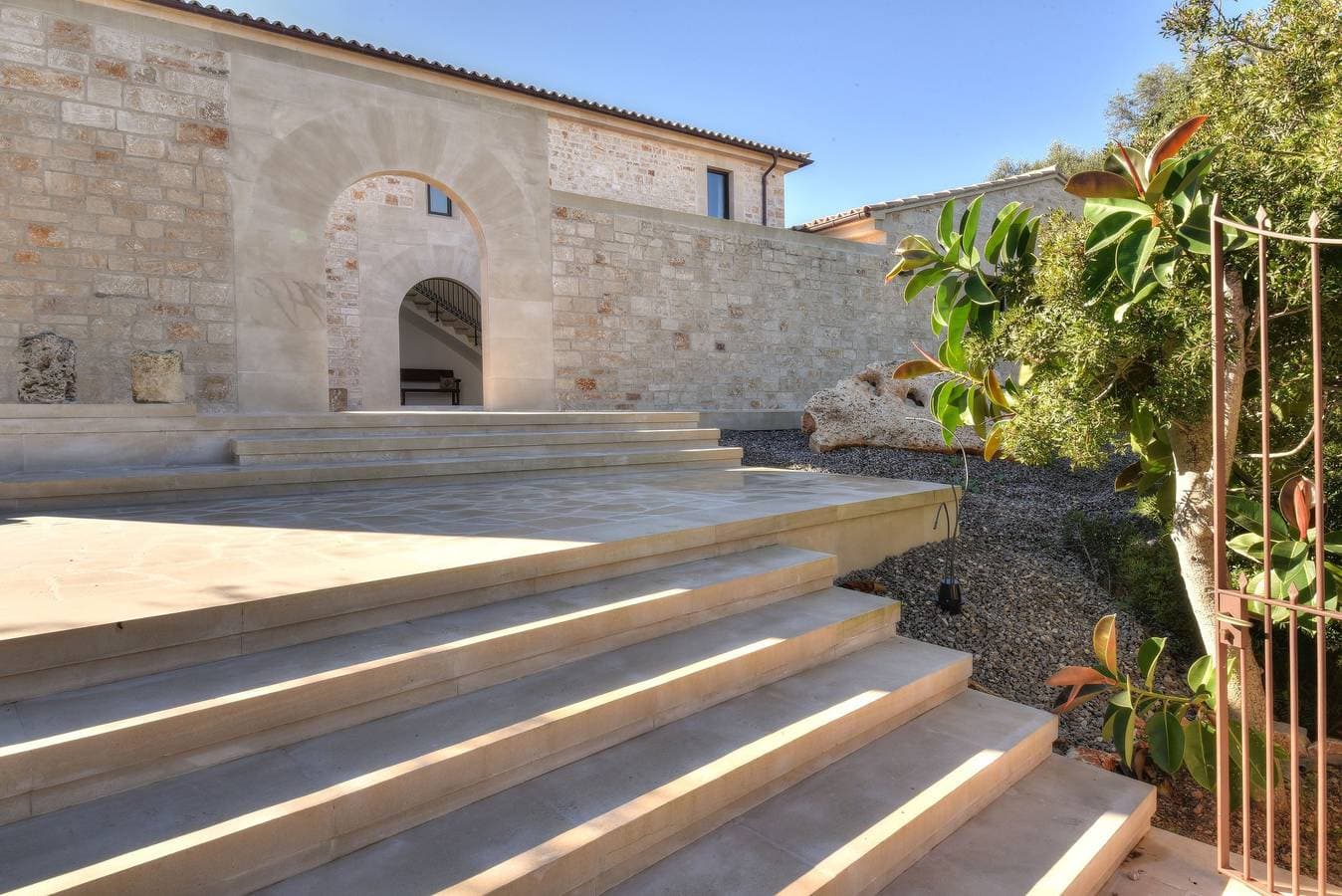 Foto 9 von 38: Luxury Cala D'or Villa | Casa Corso | 3 Bedrooms | Great Sea Views | Bright and Modern