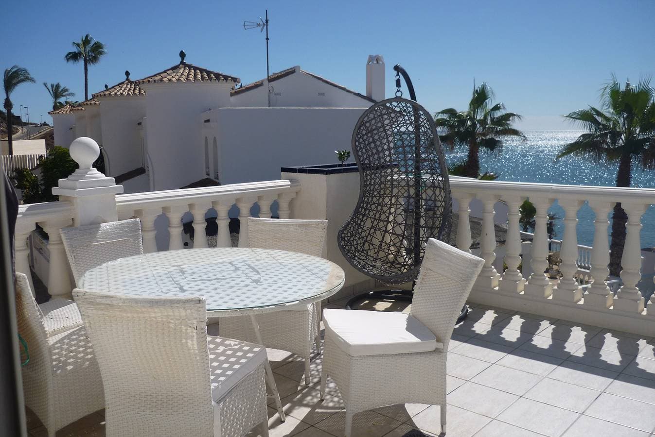 Foto 3 von 18: Fantastic Beachfront Apt El Faro - Arkadia Beach 8