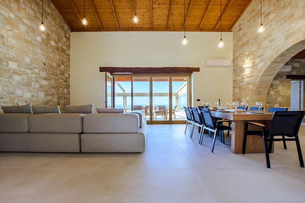 Foto 13 von 30: Villa Kalithea, with indoor heating pool, unlimited sunset views to the ocean.