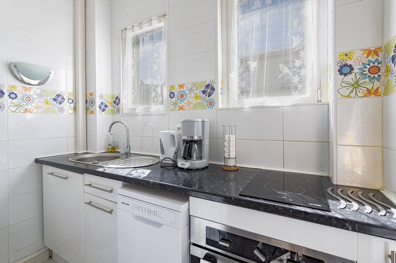 Foto 6 von 27: Top-Lage, traumhafter Meerblick: Komfortable 2-Zimmer-Wohnung mit Terrasse im Zentrum