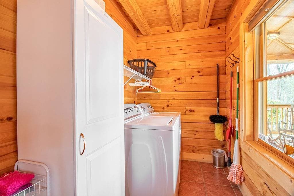 Foto 6 von 50: Elegant Log Cabin between Cherokee and Bryson City, hot tub & fire pit
