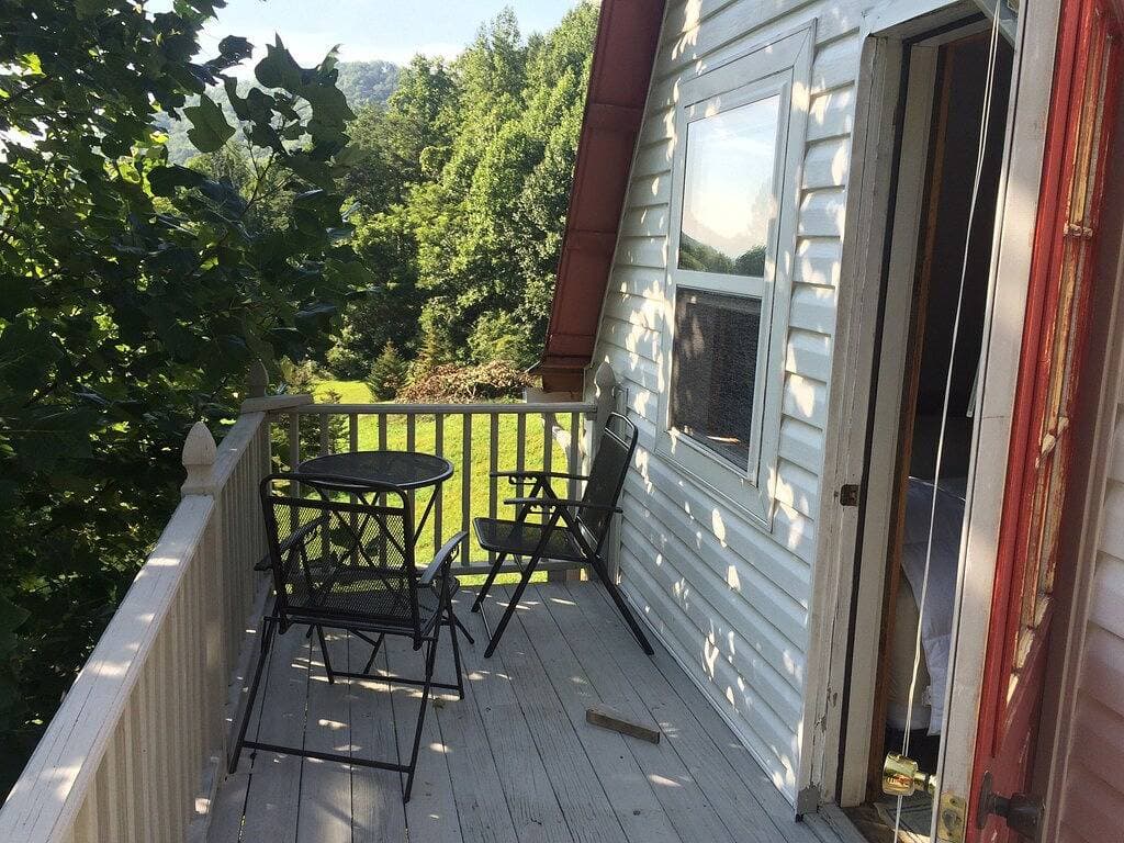 Foto 7 von 21: Alarka Cabin Guest House mit tollen Sonnenuntergängen in den Bergen und WiFi inklusive