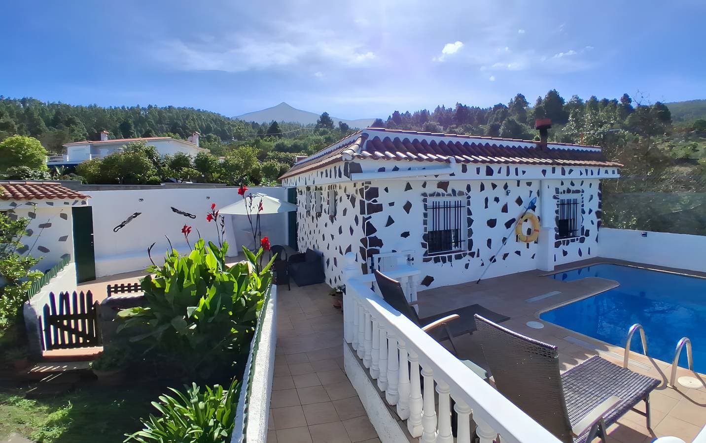 Foto 2 von 39: Ferienhaus LaCerca mit Meerblick, Pool, WLAN und Garten