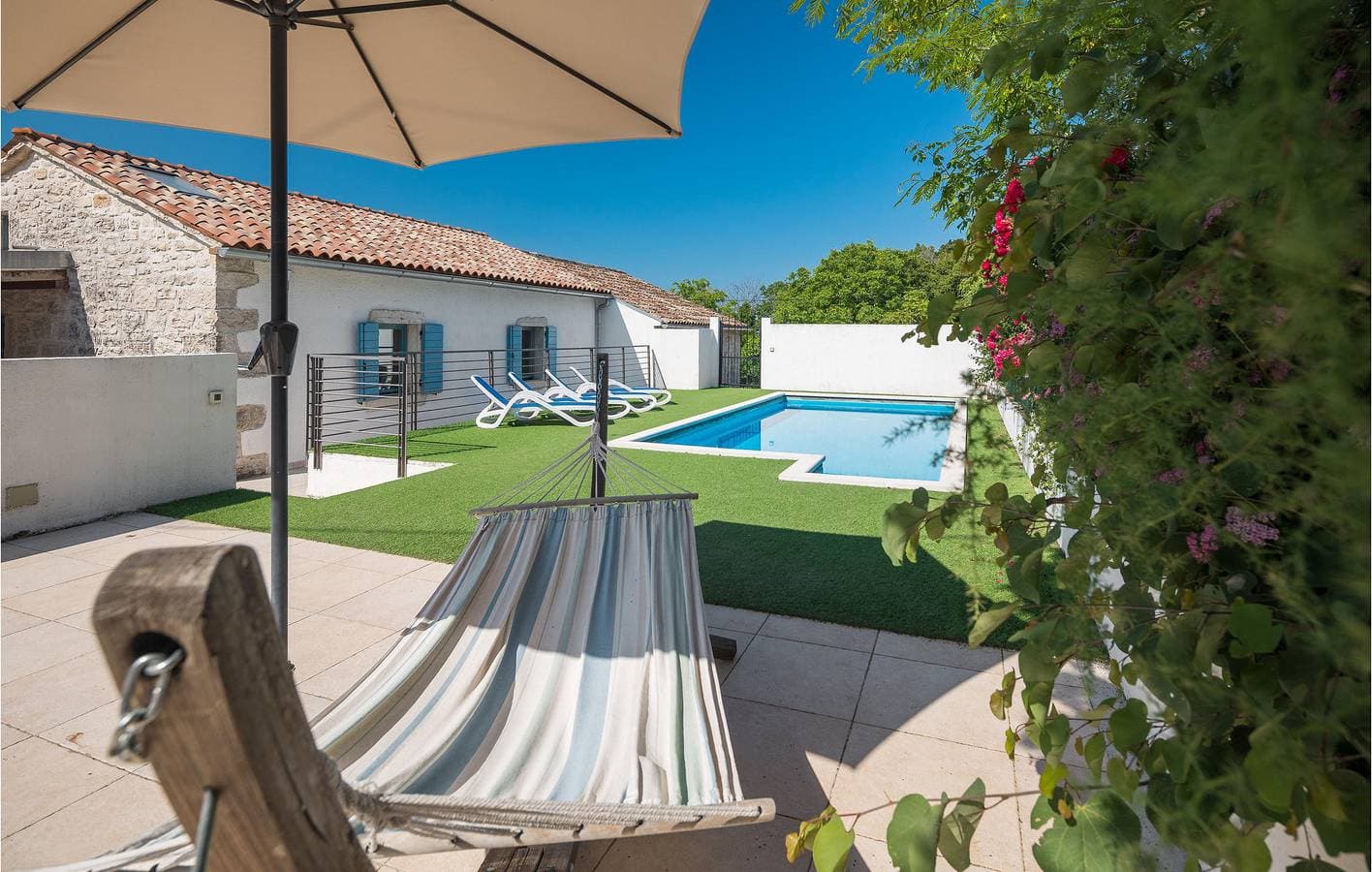 Foto 7 von 38: Charmantes 1-Zimmer-Apartment mit Pool und Terrasse in der Nähe des Zentrums von Lozari