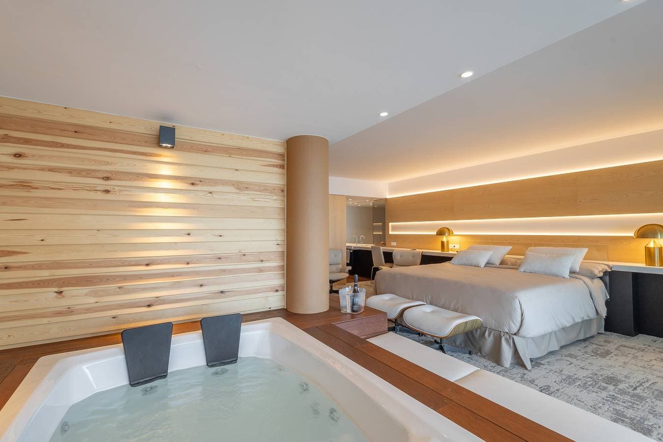 Foto 3 von 23: Sitges Suites – Premium-Apartment mit privatem Jacuzzi und Meerblick