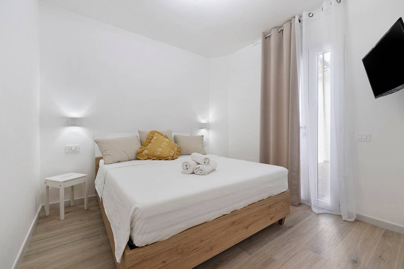 Foto 2 von 28: Villa Matilde Domo Boutique – Stanza Chiara: Doppelzimmer mit Terrasse, Pool & Nähe zum Meer