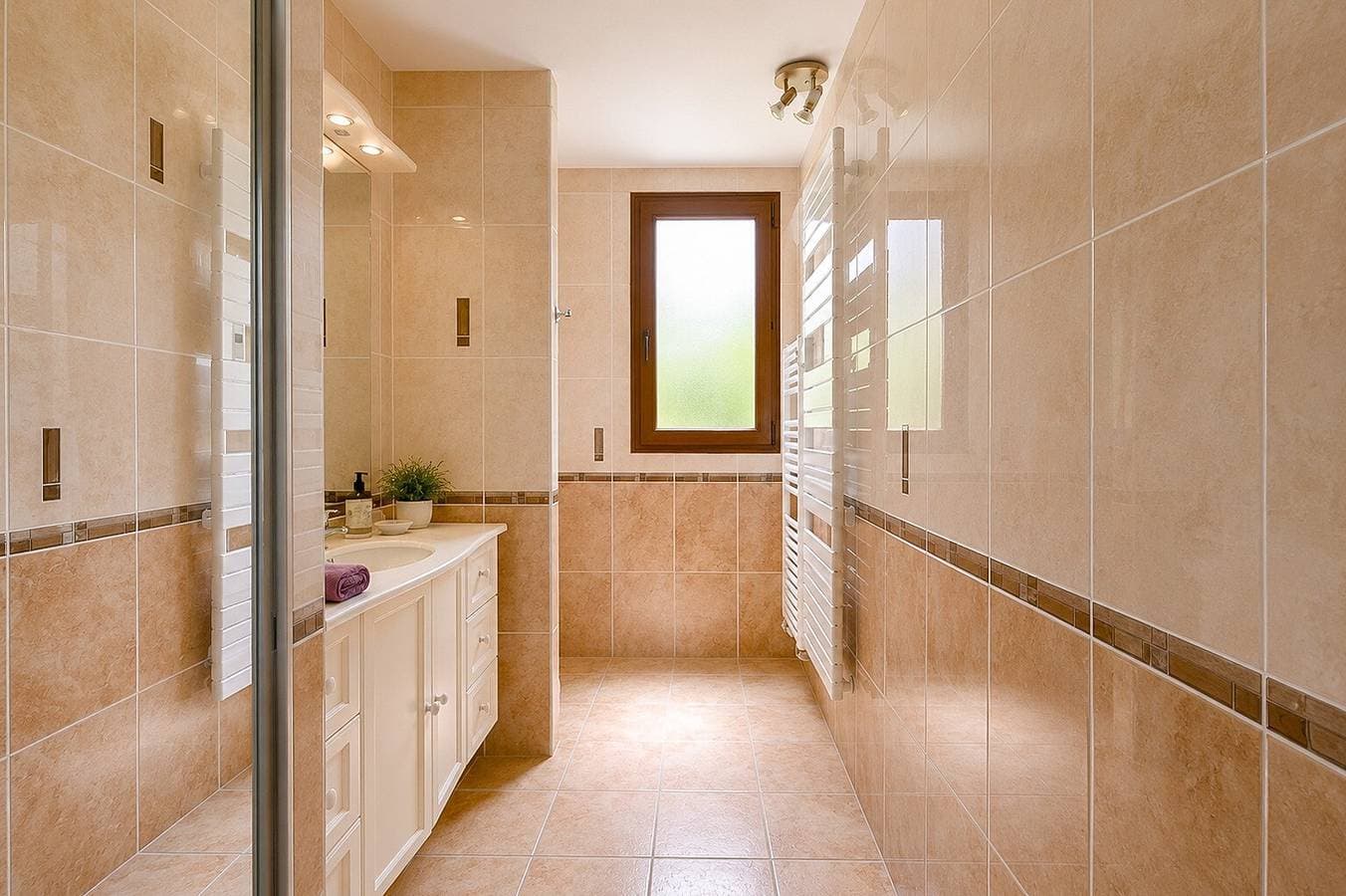 Foto 5 von 23: Gästezimmer 'Tromelin' mit privater Terrasse, WLAN und Ladestation für Elektrofahrzeuge