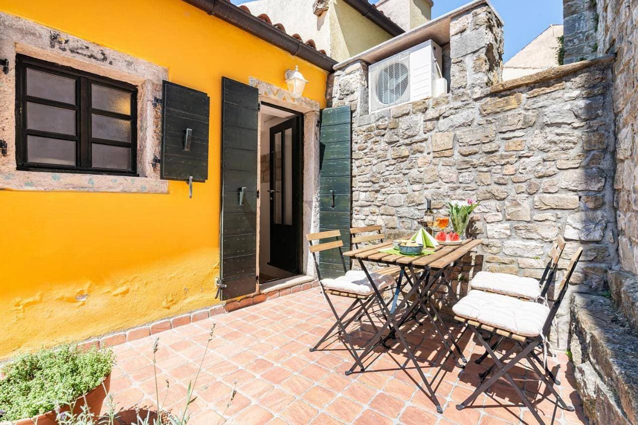 Yellow House Motovun 1