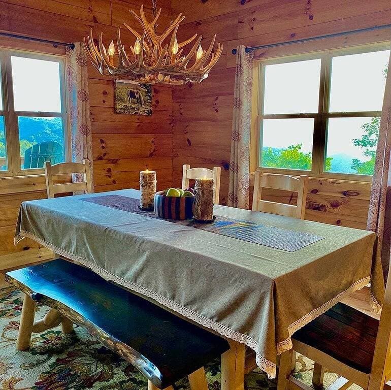 Foto 10 von 49: Awesome Views at High Elevations - 1 bedroom with King bed, 3 bath cabin