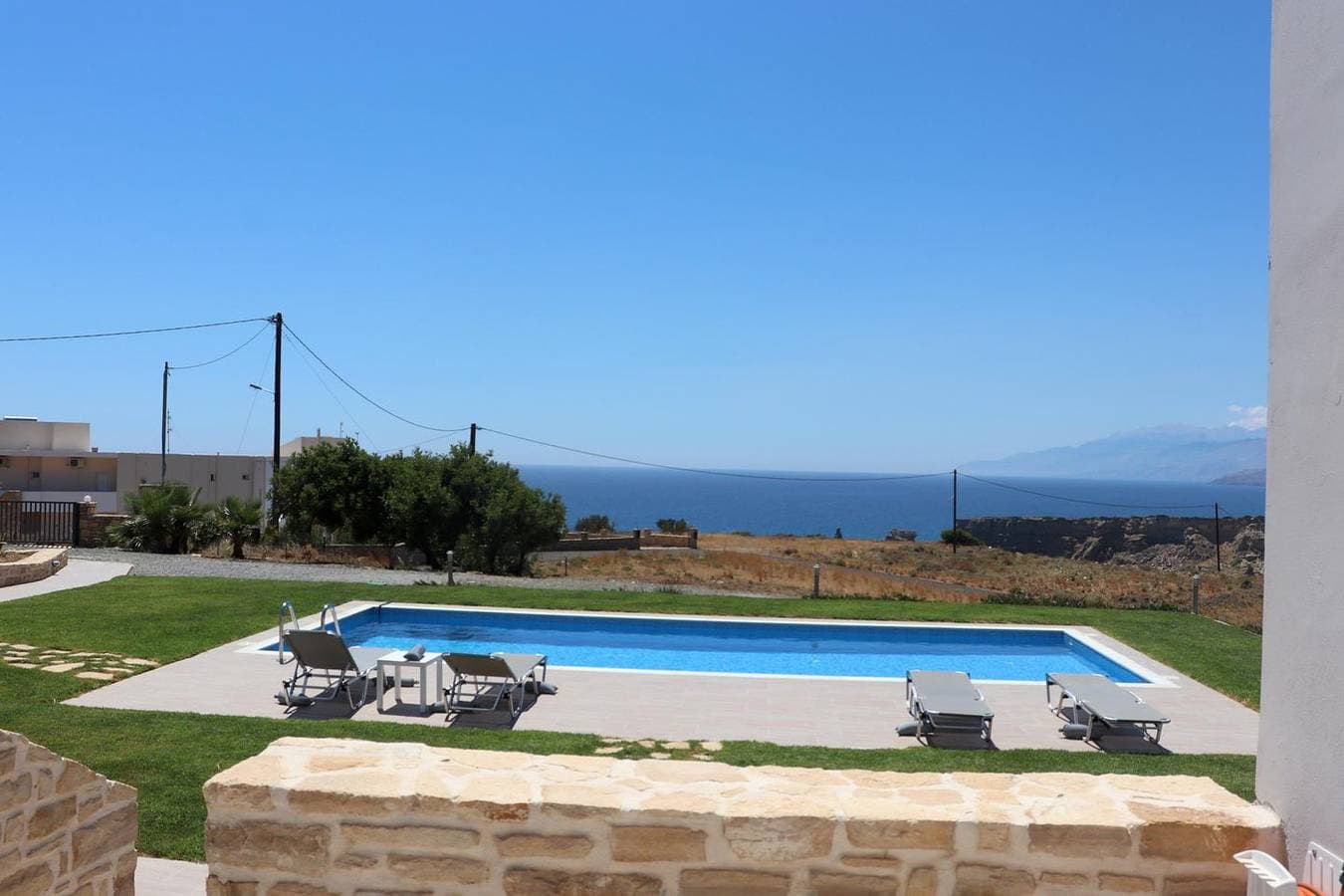 Foto 4 von 32: Weiter Blick auf Landschaft und Meer, Pool, 4 Pers. | Ferienhaus Triopetra, Kreta