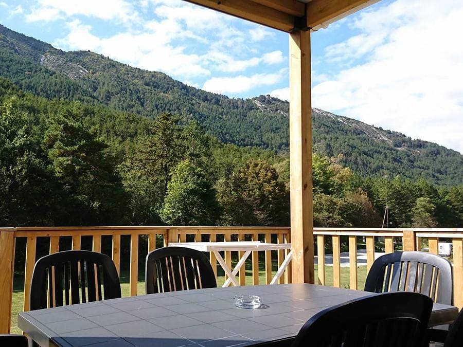 Foto 9 von 34: Camping White Rock - Chalet 4 personen - Vanille (Bergblick) 2 Zimmer