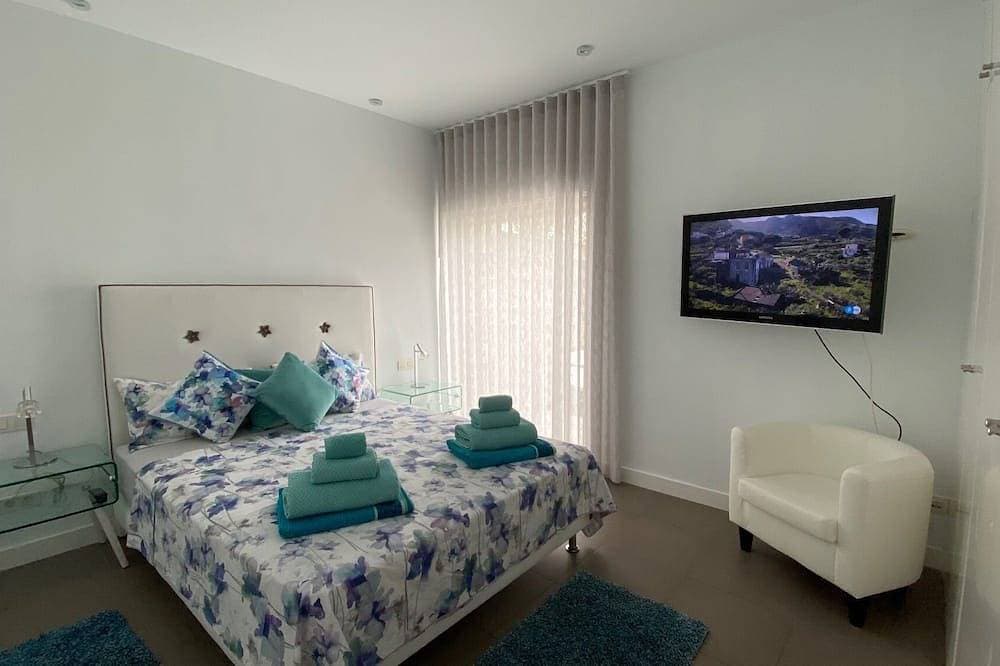 Foto 2 von 30: Luxury Villa in el Duque with 6 bedroom privet pool, the best area in Tenerife!