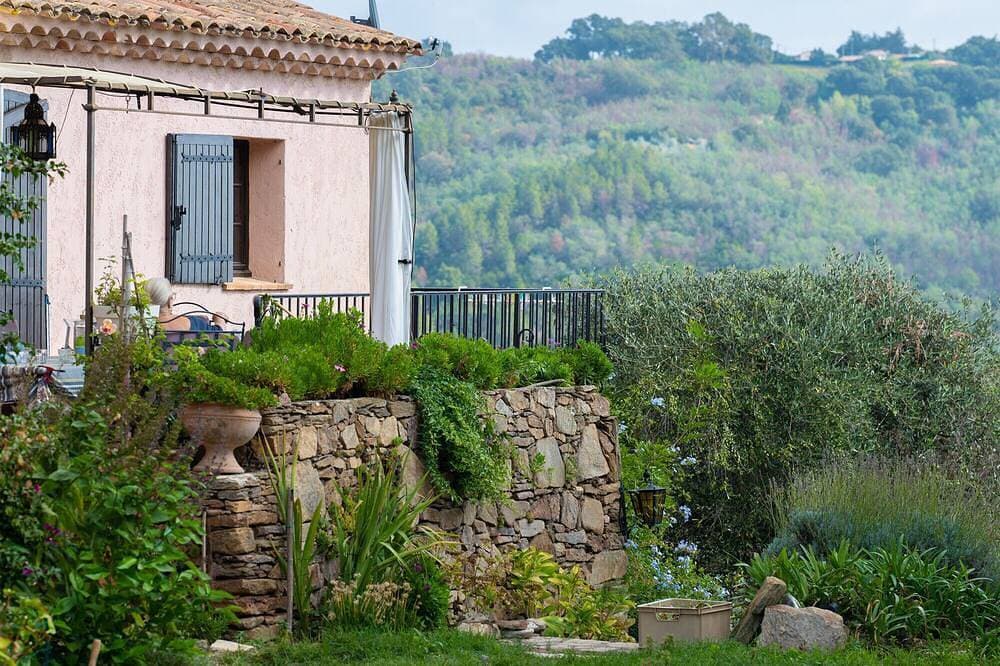 Foto 9 von 30: Villa Les Margoutons – Familienfreundliche Villa mit beheiztem Pool, Meerblick und großem Garten bei Cannes