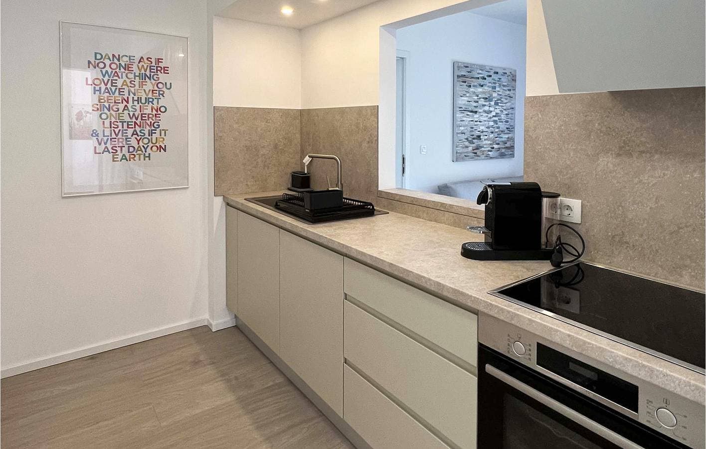 Foto 4 von 22: Gemütliche Ferienwohnung mit Meerblick, Terrasse, WLAN und Parkplatz, 400 m vom Strand entfernt