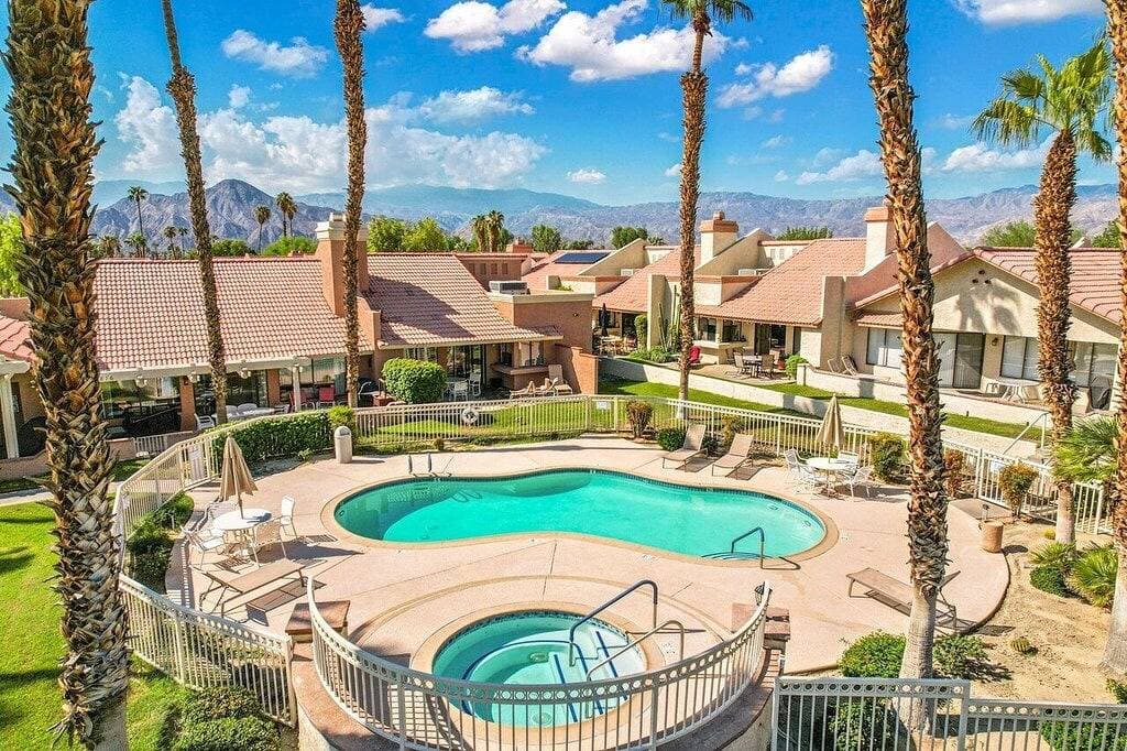 Foto 11 von 15: Beautiful condo at the Oasis Palm Desert. Golf and community pool