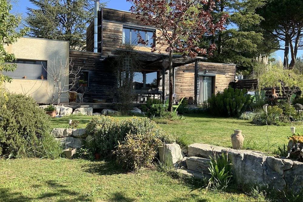 Detached house with garden 1