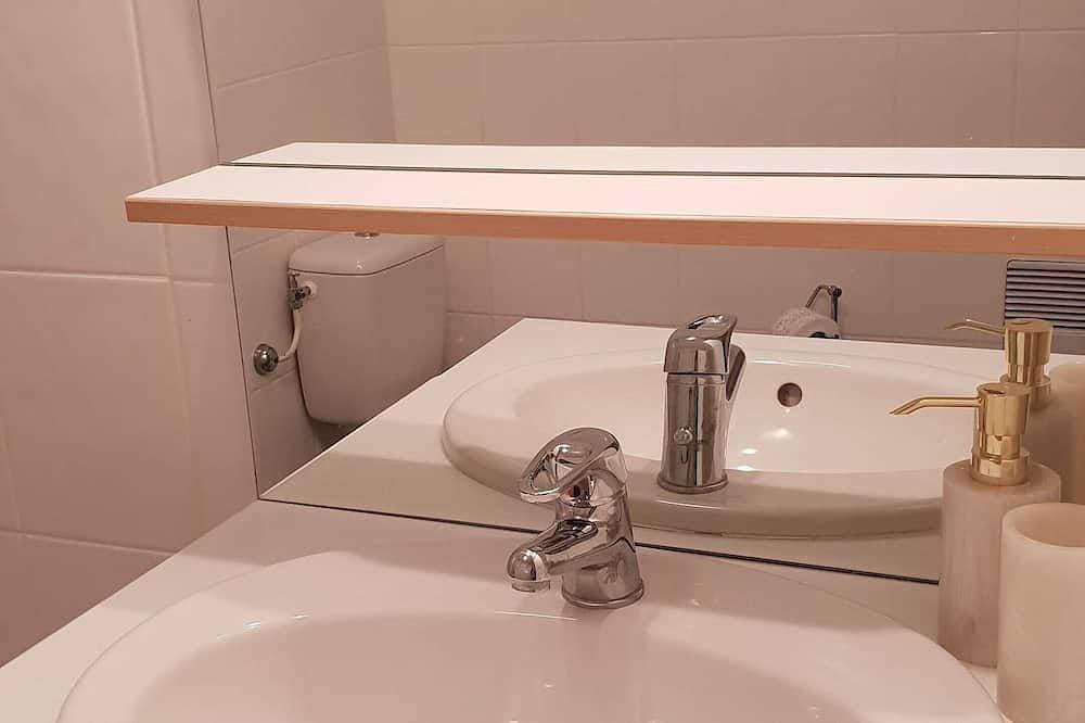 Foto 4 von 22: Elegantes, 30 m² großes Studio mit Aufzug und Terrasse, 30 m vom Meer entfernt, 7p AC / WLAN