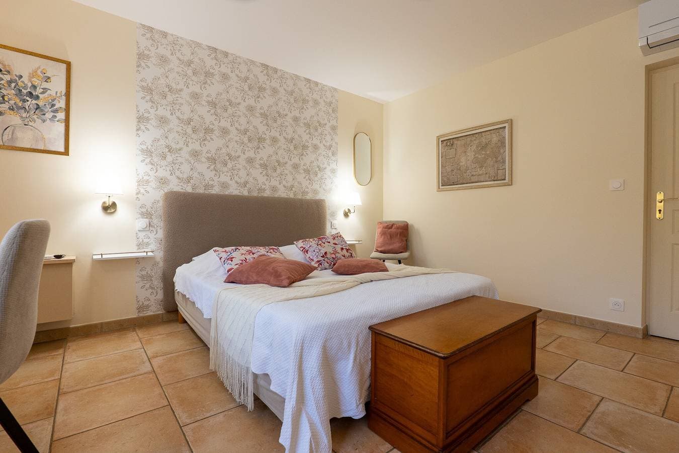 Foto 6 von 24: Bed & Breakfast 'Le Mas Du Loup – Zimmer Coquelicot' mit Bergblick, Gemeinschaftsterrasse und WLAN