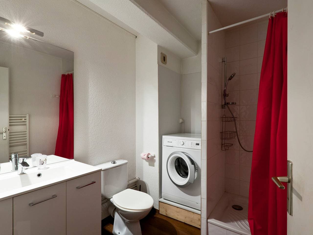 Foto 6 von 23: Gemütliches Studio mit Balkon und WiFi in Brides