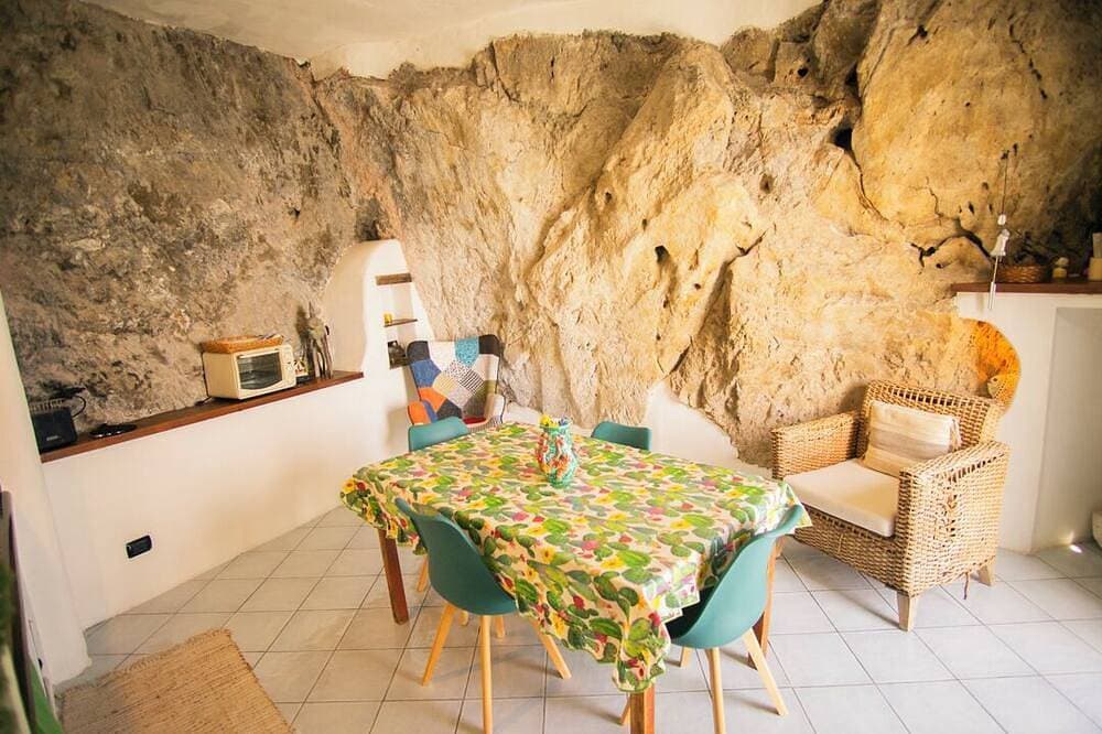 Foto 13 von 26: Gemütliches Ferienhaus am Meer. 2 Pax, in einer natürlichen Klippe