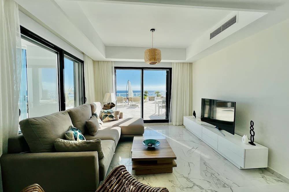 Foto 8 von 30: New Listing, Unique apartment beachfront. Large terrace to the sea