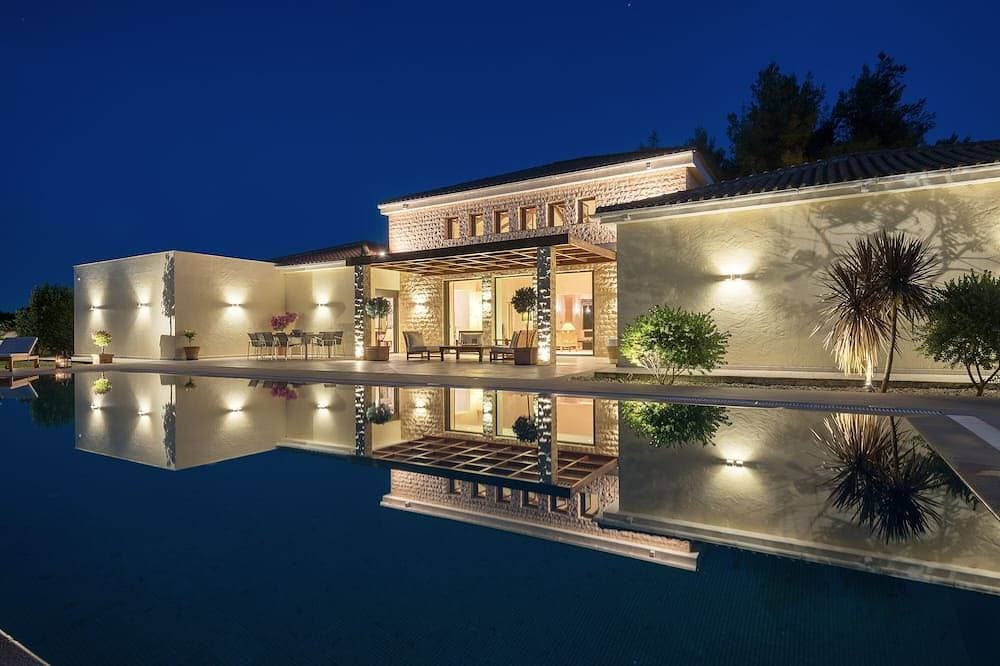 Die Villa la Curva ist ein modern gestaltetes, 370 m großes Haus in der Nähe des Strandes von Lagana... 1