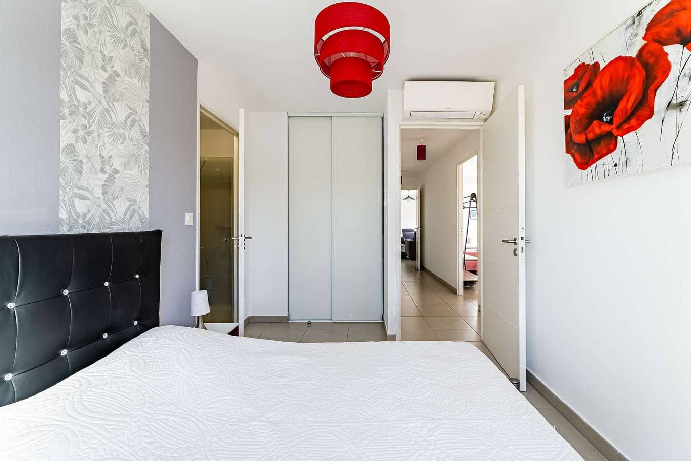 Foto 11 von 16: Modern, Swimmingpool, privater Parkplatz, Klimaanlage, 2 Schlafzimmer
