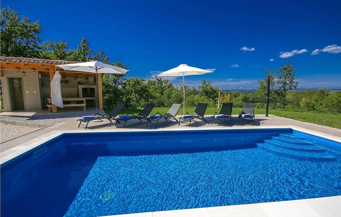 Foto 6 von 41: Modernes Apartment mit 2 Schlafzimmern, Pool und Terrasse – WLAN & Klimaanlage
