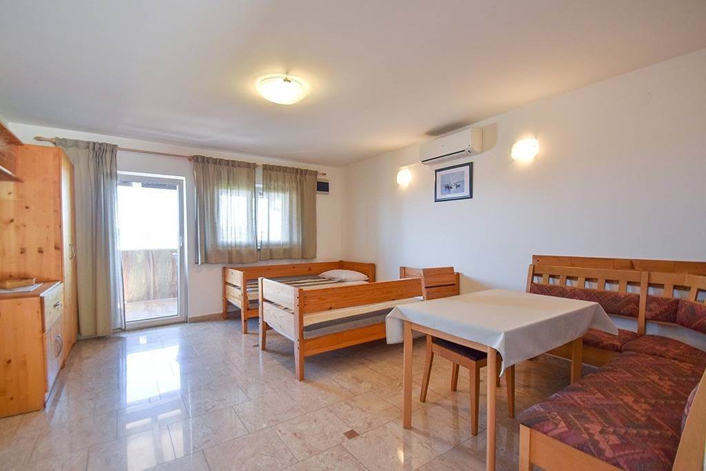 Foto 8 von 18: 1-Zimmer-Ferienwohnung mit Terrasse und Meerblick Banjol (Rab) A-14134-b