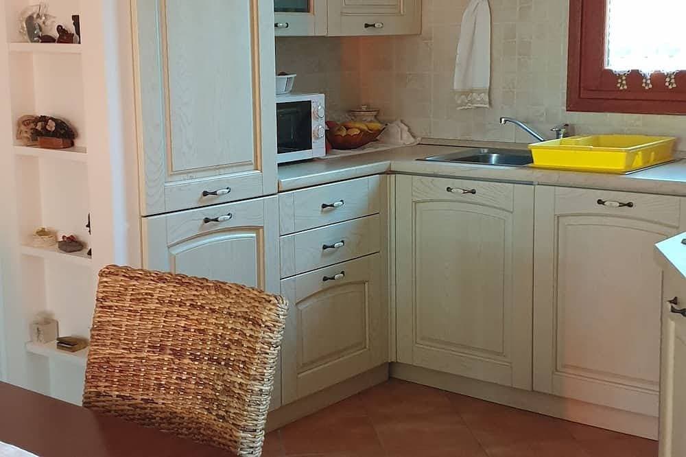 Foto 13 von 19: Very close to the Cinta beach house with large lawn garden.