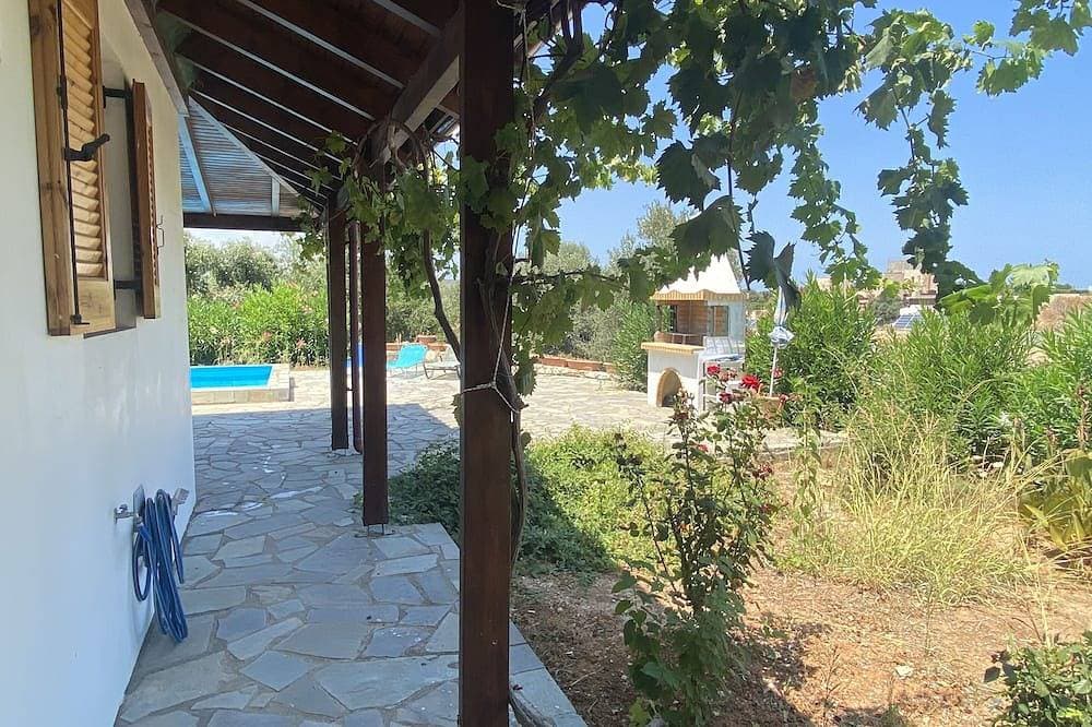 Foto 11 von 30: Quiet 2 bedroom air-conditioned villa with private pool, patio and roof terrace