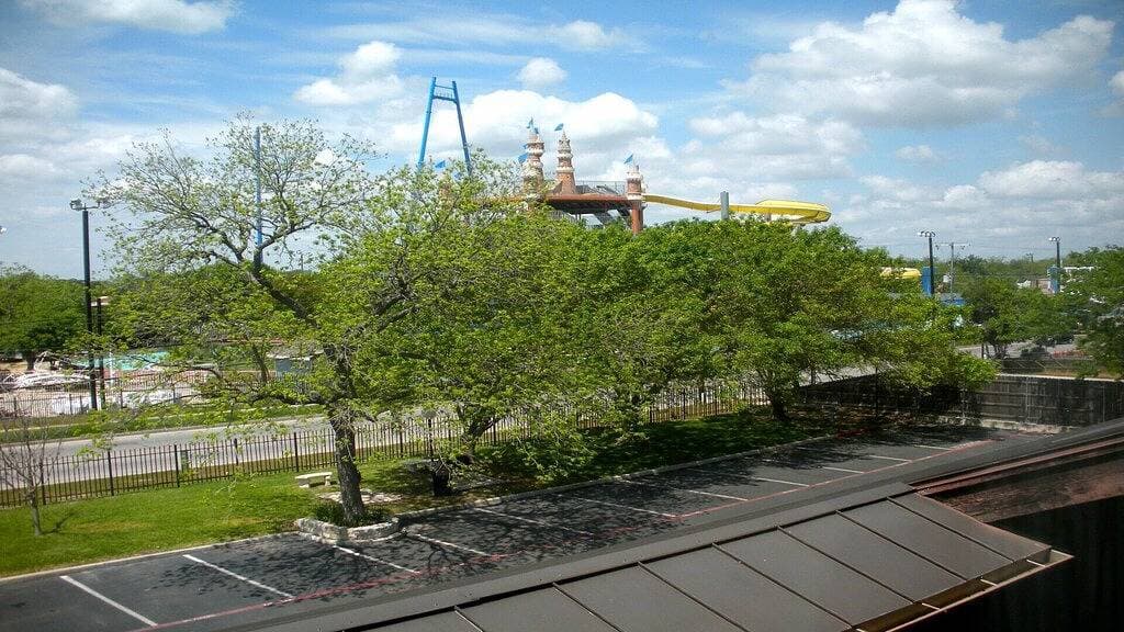 Foto 6 von 38: Das Float Inn. Schöne Wohnung mit Blick auf den Comal, gegenüber der Schlitterbahn