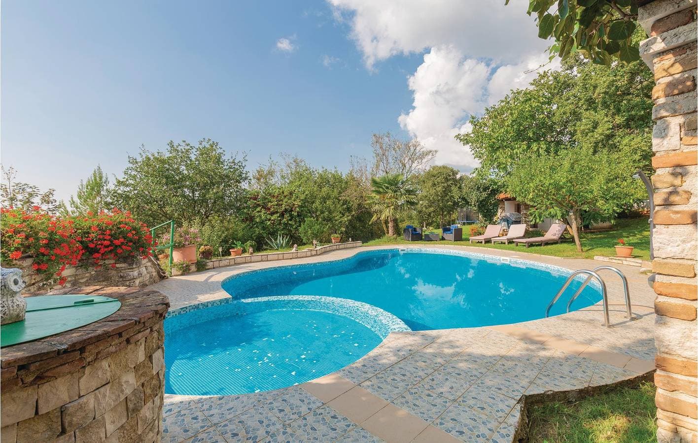 Foto 12 von 35: Gemütliche Unterkunft, 2 km von Tinjan entfernt: WLAN, Pool, Terrasse und Parkplätze!