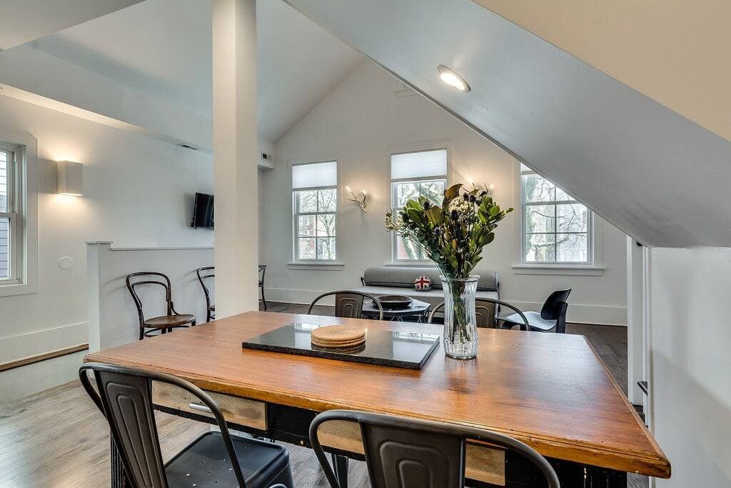 Foto 12 von 17: Old Town Chicago at it's finest! Pet Friendly & Recently Renovated Top-Floor Condo Has Everything You Need for a Perfect Windy City Getaway by AllSet Turnover