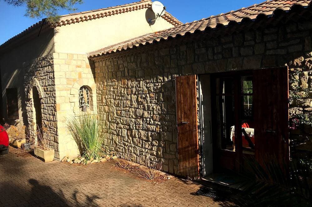 Villa Dans la Pinède Proche Plages et Criques 1