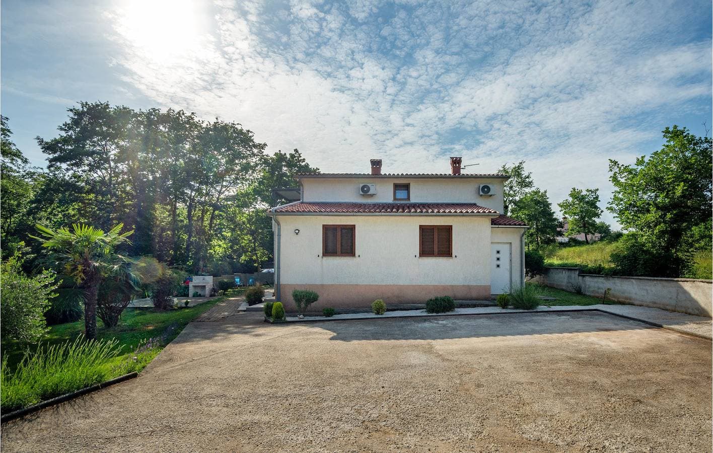 Foto 3 von 31: Geräumige 2-Zimmer-Wohnung mit Terrasse und Annehmlichkeiten