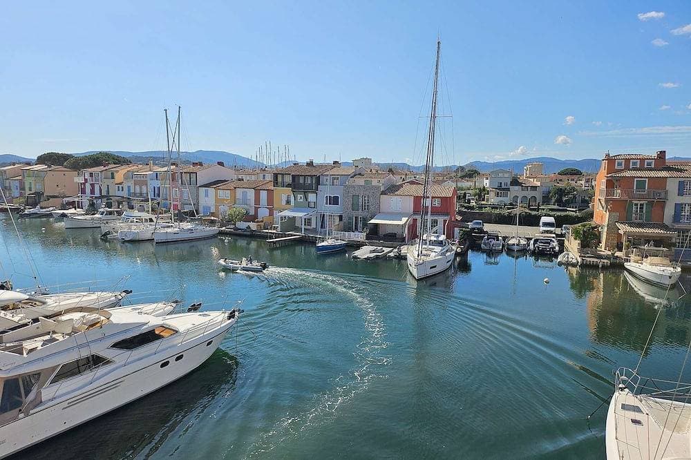 Apartment for 4 people in the heart of Port Grimaud – Canal views  et  Wi-Fi 1
