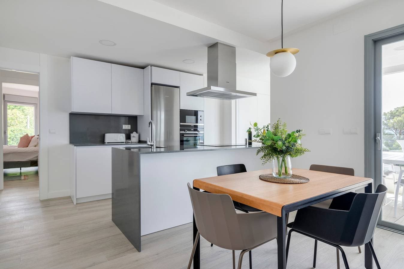 Foto 5 von 29: Zentrale Ferienwohnung mit Blick, gemeinschaftlich genutztem Pool und WLAN