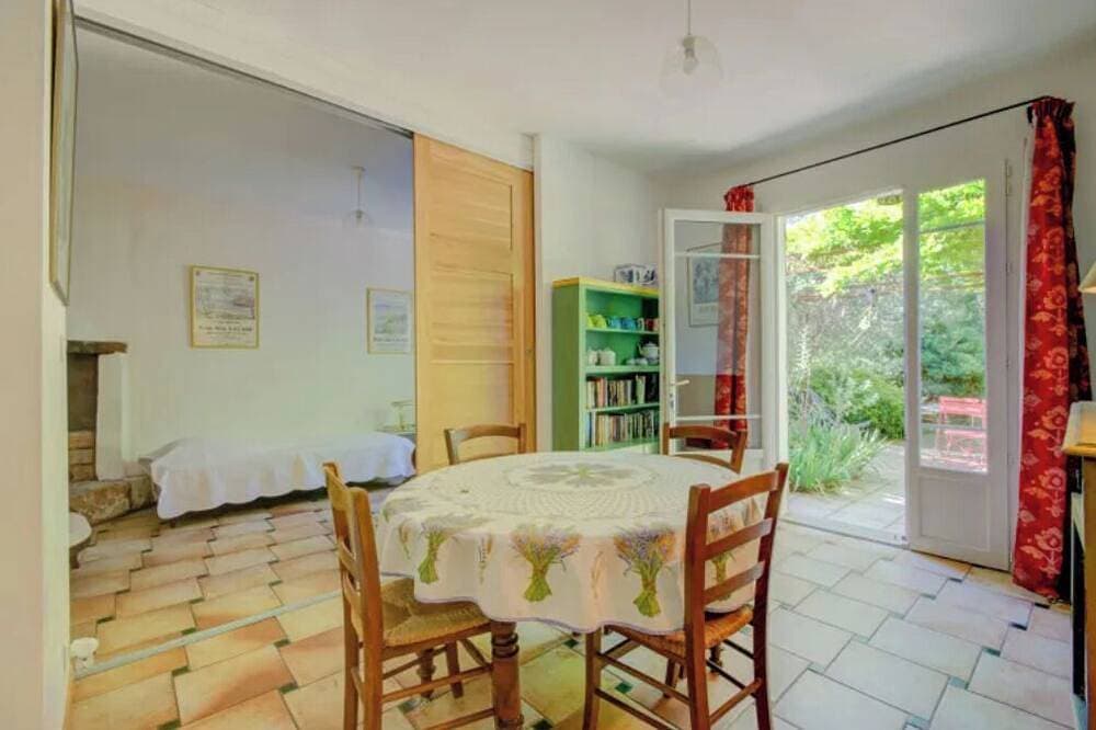 Foto 10 von 20: Charming cottage in Réattu with terrace and park view - sleeps