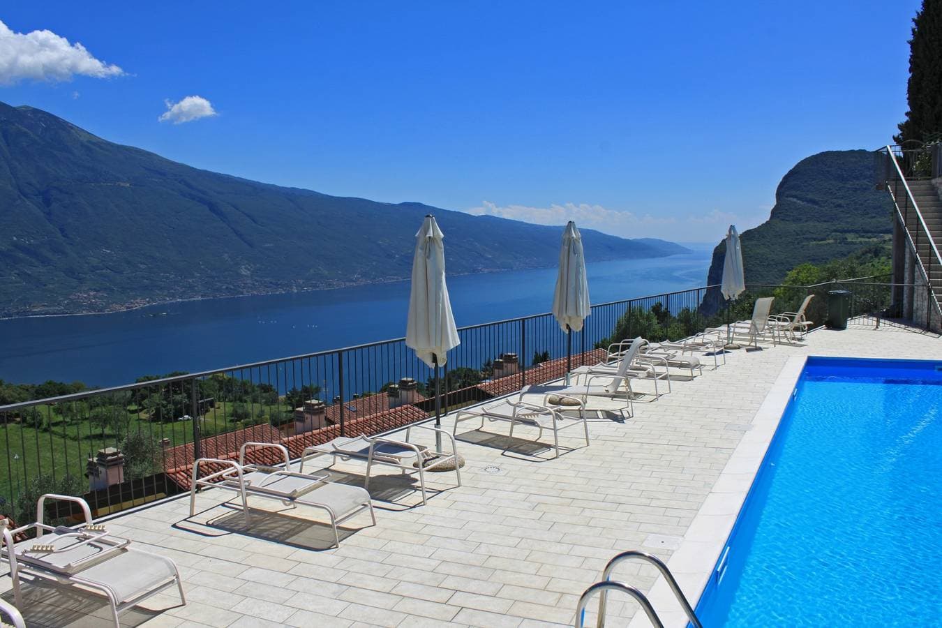Foto 2 von 32: La Quiete 34 Balcony swimming pool lake view