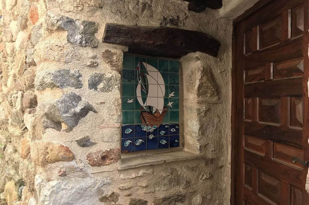 Foto 7 von 23: Self-contained room in a medieval village. Charm and silence near Cannes.