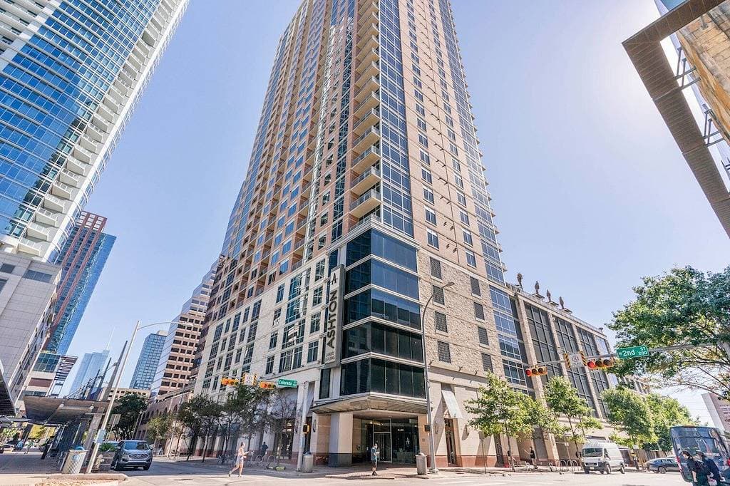 Foto 9 von 30: Sleek Downtown 1Br w/ Gym, W/D & Deck, walk to 6th St bars, by Blueground
