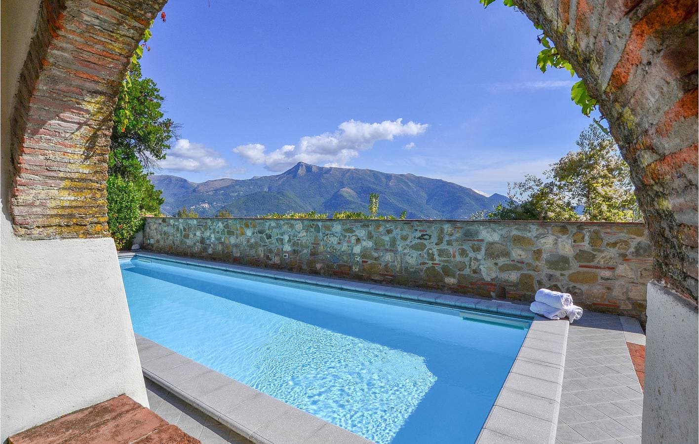 Foto 9 von 28: Rückzugsort am Pool 1,5 km von Camaiore entfernt