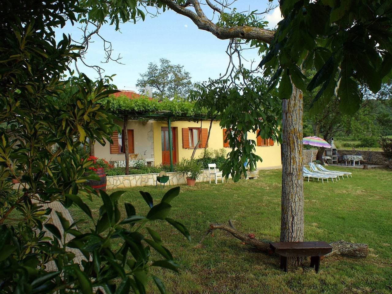 Foto 2 von 24: Charmantes Ferienhaus in Bartići mit Terrasse