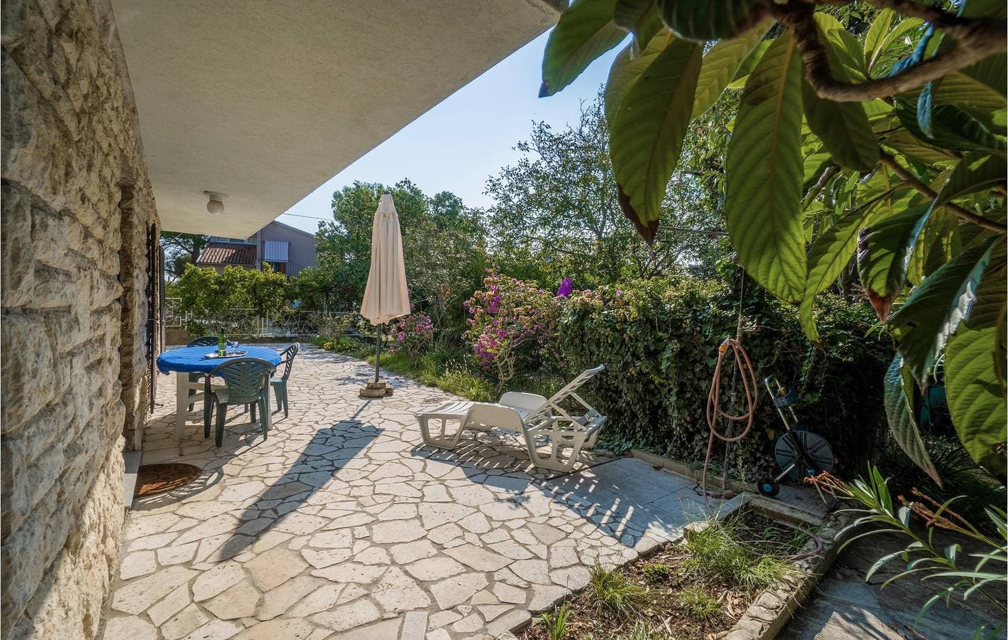Foto 2 von 14: Gemütliche Ferienwohnung mit Terrasse in der Nähe des Strandes Bijela
