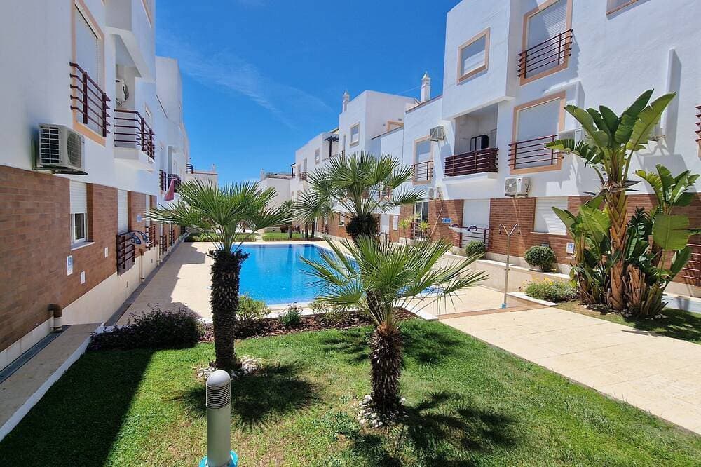 Foto 11 von 21: Geräumige 2 Schlafzimmer Apt mit Air - Con, Swimmingpool, sehr nahe am Strand.